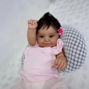 Bambola Reborn nera realistica Maddie 50cm in vestito rosa e fascia a fiori
