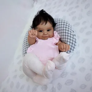 Bambola Reborn Maddie nera realistica da 50cm con maglia rosa e collant bianchi