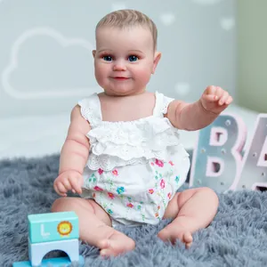 Poupée Maddie Reborn réaliste de 50cm en barboteuse à dentelle sur tapis en peluche