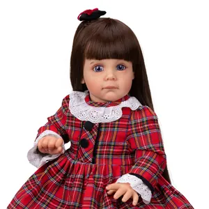 Poupée bébé réaliste de 60cm avec longs cheveux bruns, yeux bleus et robe à carreaux rouge