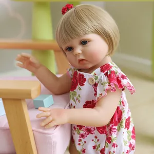Poupée bébé reborn réaliste de 48cm avec cheveux blonds et tenue fleurie rouge