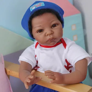 Poupée Reborn bébé afro-américain de 55 cm avec cheveux bouclés et tenue bleue