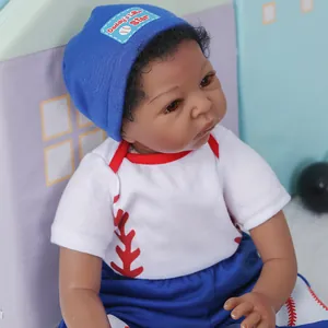 Poupée Reborn réaliste 55cm avec peau foncée et cheveux bouclés en tenue bleue