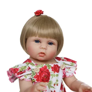 Poupée Reborn de 48cm avec cheveux blonds et robe florale en vue de face professionnelle