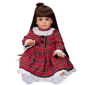 Poupée reborn réaliste de 60cm avec longs cheveux bruns et robe écossaise à carreaux