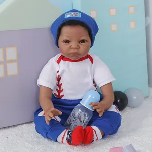 Poupée Bébé Reborn Réaliste Peau Noire Corps en Silicone Souple et Coton Taille Réelle Poupée de Simulation Avec Tenue de Baseball Jouet Enfants