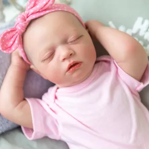 Poupée Reborn réaliste de 48cm endormie en tenue rose avec bandeau à pois