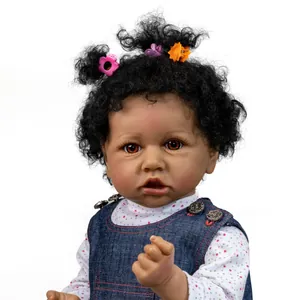 Realistische 22-inch Afrikaanse baby Saskia pop in denim jurk en bloemenclips