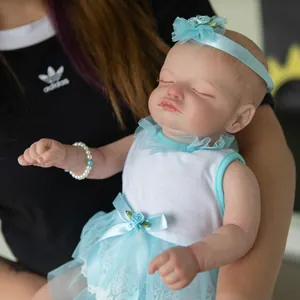 Poupée reborn Rosalie réaliste de 49 cm en robe de dentelle bleue et bandeau fleuri