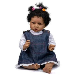 22 inch Afrikaanse Reborn Baby Pop Saskia met krullend haar en een denim jurkje