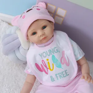 Muñeca Reborn realista de 55cm con gorro rosa y ojos azules sobre alfombra suave