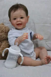 Detail der 24 Zoll lebensechten Reborn Babypuppe Yannik mit weichem Haar und realistischer Haut