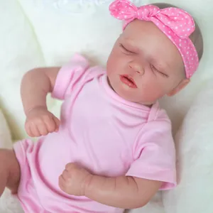Poupée reborn réaliste de 48cm en barboteuse rose dormant sur un tapis en peluche doux
