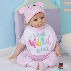Muñeca bebé reborn realista de 55 cm con gorro de oso rosa y babero de plumas