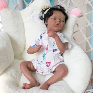 Poupée Bébé Reborn Réaliste Dormante Peau Foncée Silicone Corps en Tissu Cheveux Bouclés Noirs Avec Barboteuse Hibou
