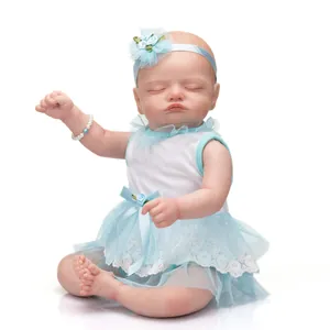 Poupée Rosalie reborn réaliste de 49cm en robe de dentelle bleue dormant sur fond blanc