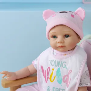 Muñeca bebé reborn realista de 55 cm con gorro de oso rosa y ojos azules en punto