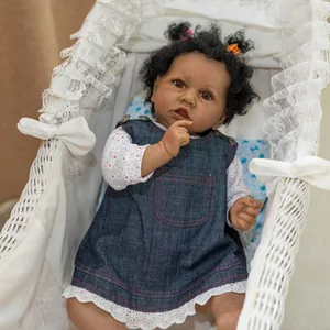 Natuurgetrouwe 22 inch Saskia reborn pop donkere huid in denim jurk en kanten outfit