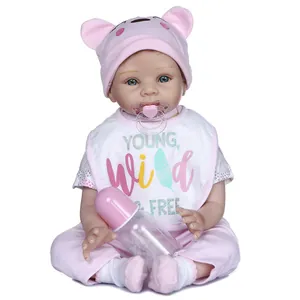 Muñeca reborn de 55cm realista con gorro de orejas de oso rosa y kit de accesorios