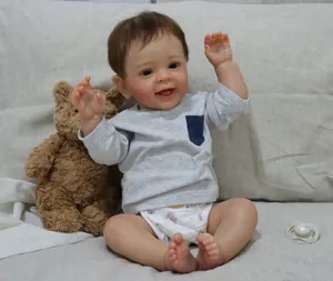 Detailansicht der lebensechten 24 Zoll Reborn Baby Puppe Yannik mit weichem braunem Haar