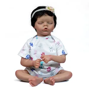Poupée reborn réaliste avec peau noire cheveux bouclés et bandeau à fleurs style dormant