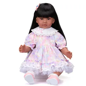 Dettaglio della bambola nera da 60cm con vestito a fiori e accessorio rosa per capelli