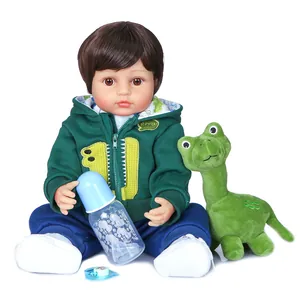 Dettaglio della bambola reborn realistica da 55 cm con felpa verde e dinosauro di peluche