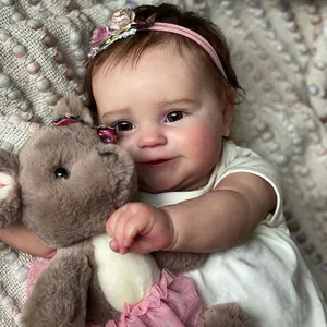 Vue détaillée d'une poupée reborn avec texture de peau réaliste et bandeau à fleurs
