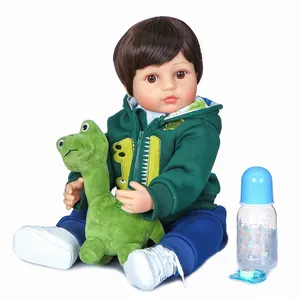 Bambola reborn maschio 55cm in silicone realistico con vestito da dinosauro e accessori