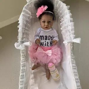 Poupée Reborn Saskia afro-américaine de 55cm en tutu rose avec biberon décoratif