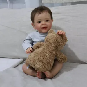 Lebensechte 24-Zoll Reborn-Babypuppe Yannik mit grauem Shirt und braunem Teddybär