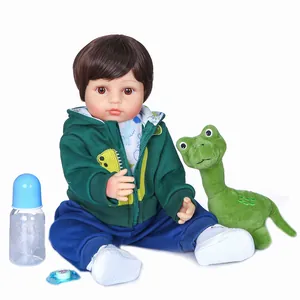 Bambola reborn maschio realistica da 55cm con felpa dinosauro verde e accessori