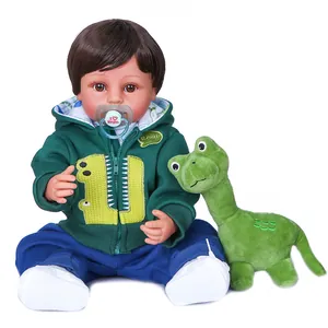 Bambola Reborn maschio 55cm realistica con felpa verde dinosauro e dinosauro di peluche