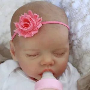Poupée reborn de 18 pouces portant un bandeau rose avec rose en tissu et élastique