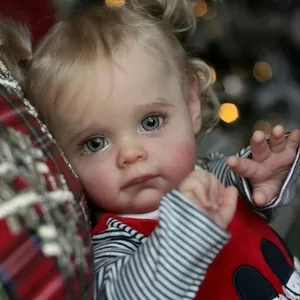 Poupée bébé reborn Maggi 58cm réaliste avec cheveux blonds bouclés et détails fins