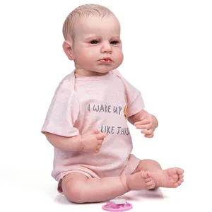 Détail macro d'une poupée reborn réaliste de 19 pouces avec barboteuse rose et tétine
