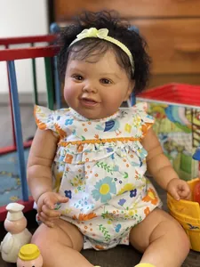 Vista detallada de la muñeca Reborn de 60cm con pelo rizado castaño y ropa floral