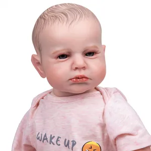 Gros plan d'une poupée réaliste avec cheveux peints et t-shirt rose imprimé Wake Up