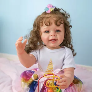 Lebensechte 55 cm Reborn Puppe mit realistischer Hautstruktur und Einhorn Outfit im Set