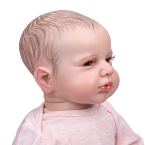 Gros plan détaillé d'une poupée Reborn de 19 pouces avec texture de peau et cheveux peints