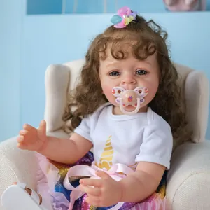 55cm Yannik Reborn-Puppe mit lockigem Haar, Einhorn-Oberteil und regenbogenfarbenem Tütü