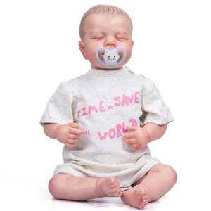 Gros plan d'une poupée reborn de 19 pouces dormant avec tétine bleue et t-shirt blanc