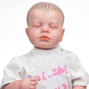 Gros plan d'une poupée reborn de 19 pouces endormie avec texture de peau et t-shirt gris