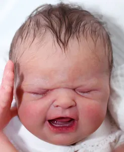 Nahaufnahme der realistischen Maria Reborn-Puppe mit detailliertem weinendem Gesicht