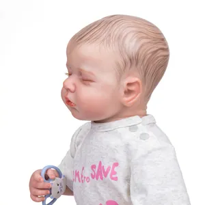 Gros plan d'une poupée reborn de 19 pouces endormie avec peau réaliste et accessoires