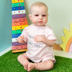 Poupée réaliste Reborn Loulou de 19 pouces en barboteuse rose sur l'herbe verte