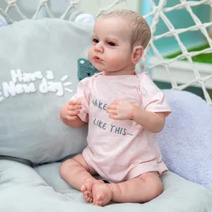 Poupée Reborn réaliste de 19 pouces en barboteuse rose dans un décor douillet