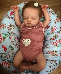 Détail de la poupée reborn Rosalie de 19 pouces réaliste en position de sommeil