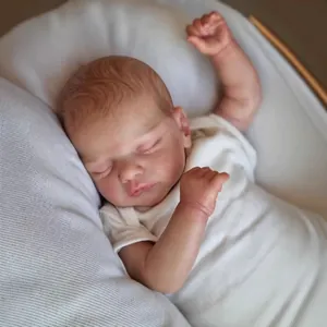 Bambola reborn neonato realistica da 19 pollici Sam in body bianco che dorme su cuscino