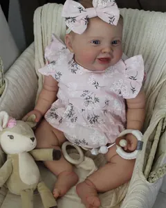 Muñeca reborn realista de 60cm con vestido floral, textura de piel 3D y accesorios
